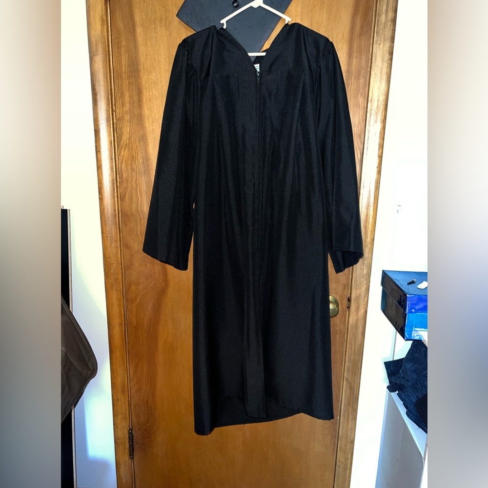 Graduation Source cap and gown black size 48 — 5’3” - 5’5”